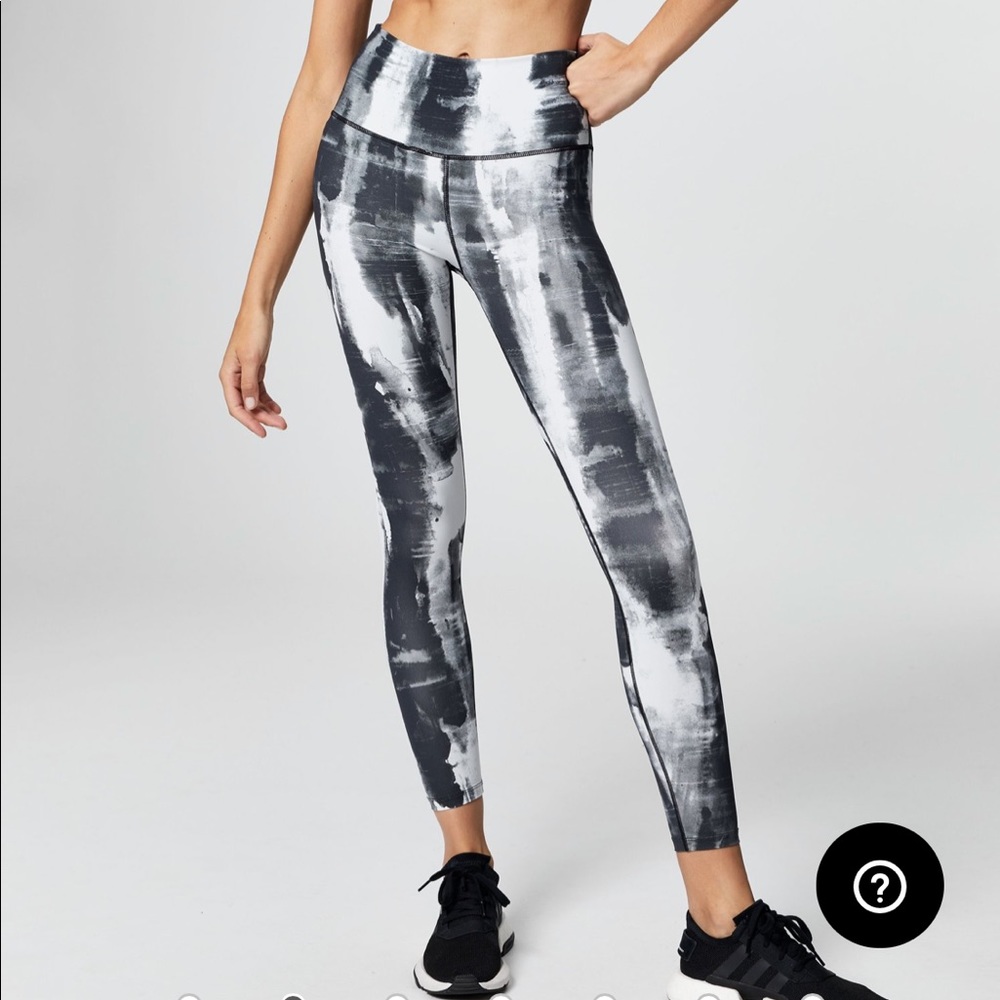 Barley 7/8 Luna legging in Mono Cloud. Brand new.